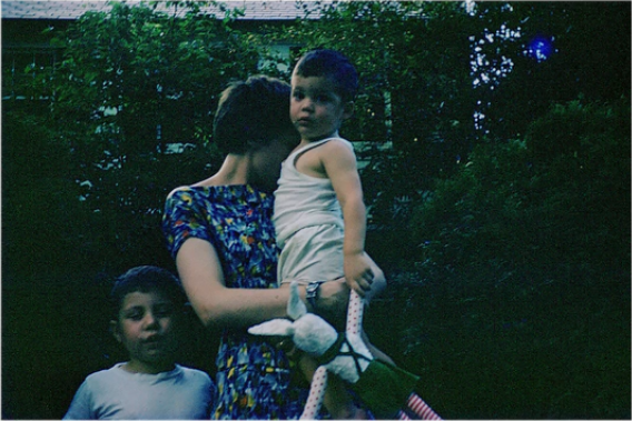 Clarice junto de seus filhos.